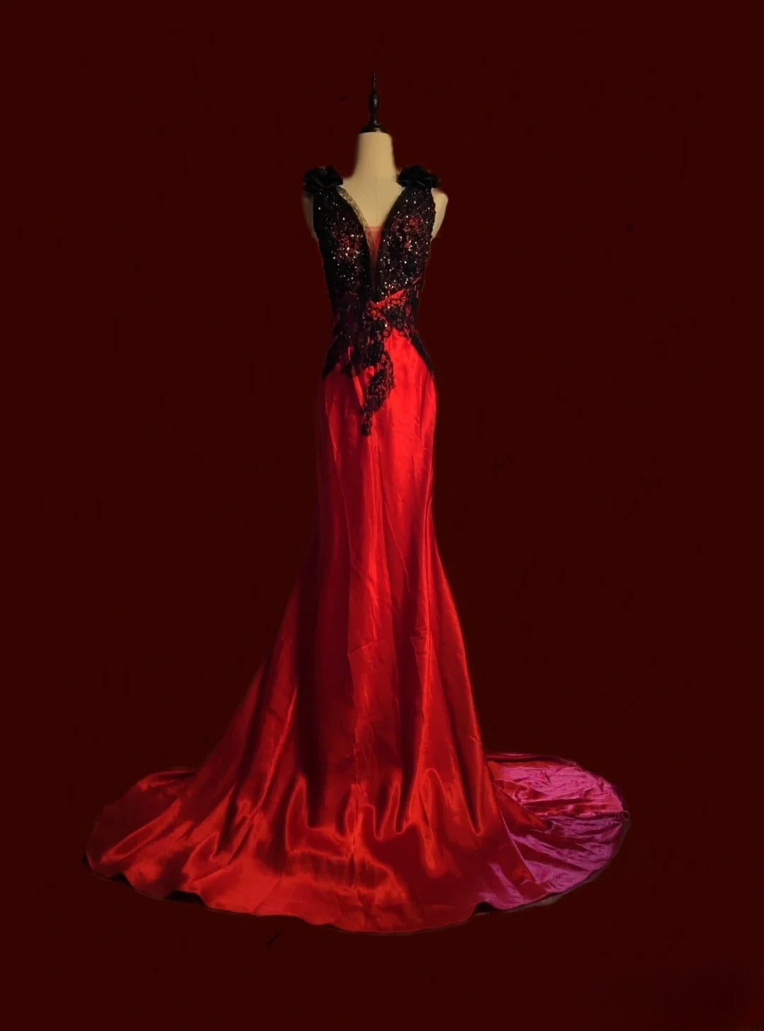 Elegantes, ärmelloses, langes Meerjungfrauen-Abendkleid mit V-Ausschnitt aus rotem Satin und schwarzer Spitze – Inspiration für Abschlussball und Tanzabend AS082