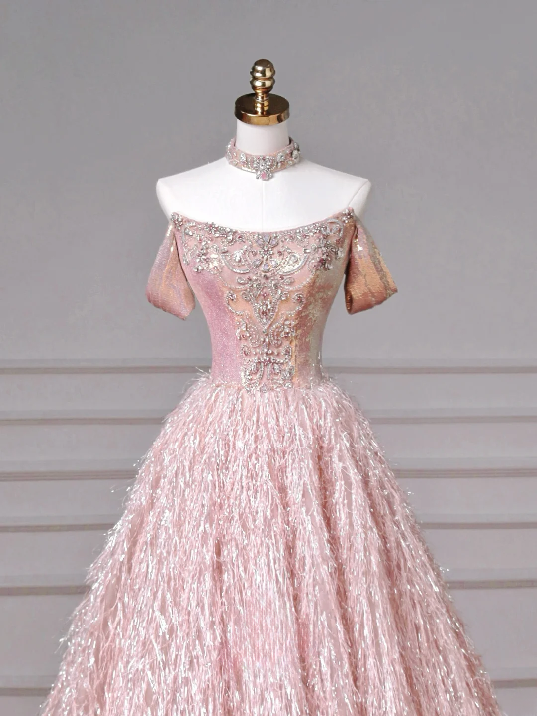 Märchenhaftes, trägerloses Ballkleid aus rosa Tüll mit Strasssteinen, langes, formelles, aufwendig besticktes Abendkleid mit Perlenbesatz, ideal für Abschlussball, Dinnerpartys und andere festliche Anlässe (AQ082)