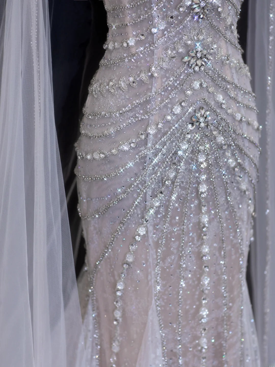 Zeitloses Brautkleid im romantischen Meerjungfrauen-Stil mit Spaghettiträgern, aus Tüll mit silbernen Perlen, weiß, auch in kleinen und großen Größen erhältlich (SA082)