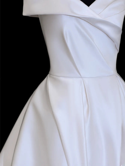 Elegantes, langes, weißes Ballkleid mit Herzausschnitt und plissierten Ärmeln (Modell SA083)