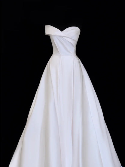 Elegantes, langes, weißes Ballkleid mit Herzausschnitt und plissierten Ärmeln (Modell SA083)