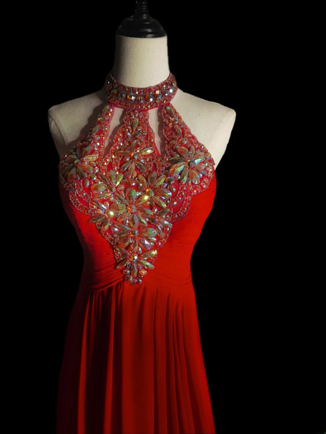 Robe de bal longue classique rouge en mousseline, sans manches, coupe trapèze, ornée de perles, style dos nu, pour les élèves de terminale (AS084)