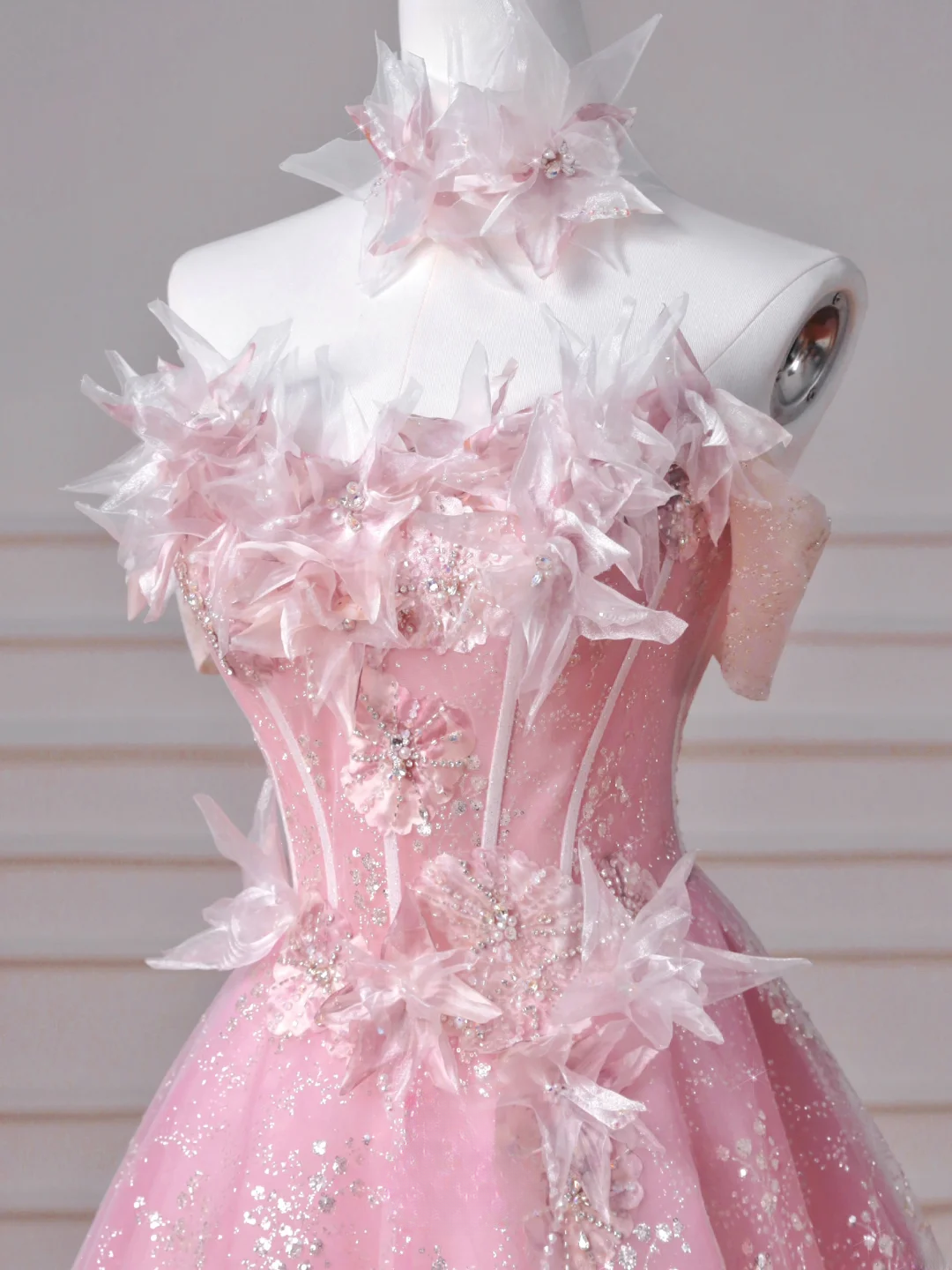 Robe de bal féérique bustier en tulle rose ornée de fleurs, longue, élégante et perlée, idéale pour un bal de promo ou une soirée. Tenue de soirée/dîner. Robe de fête AQ085