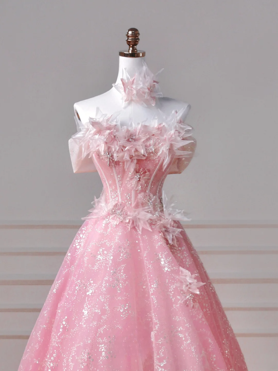 Robe de bal féérique bustier en tulle rose ornée de fleurs, longue, élégante et perlée, idéale pour un bal de promo ou une soirée. Tenue de soirée/dîner. Robe de fête AQ085