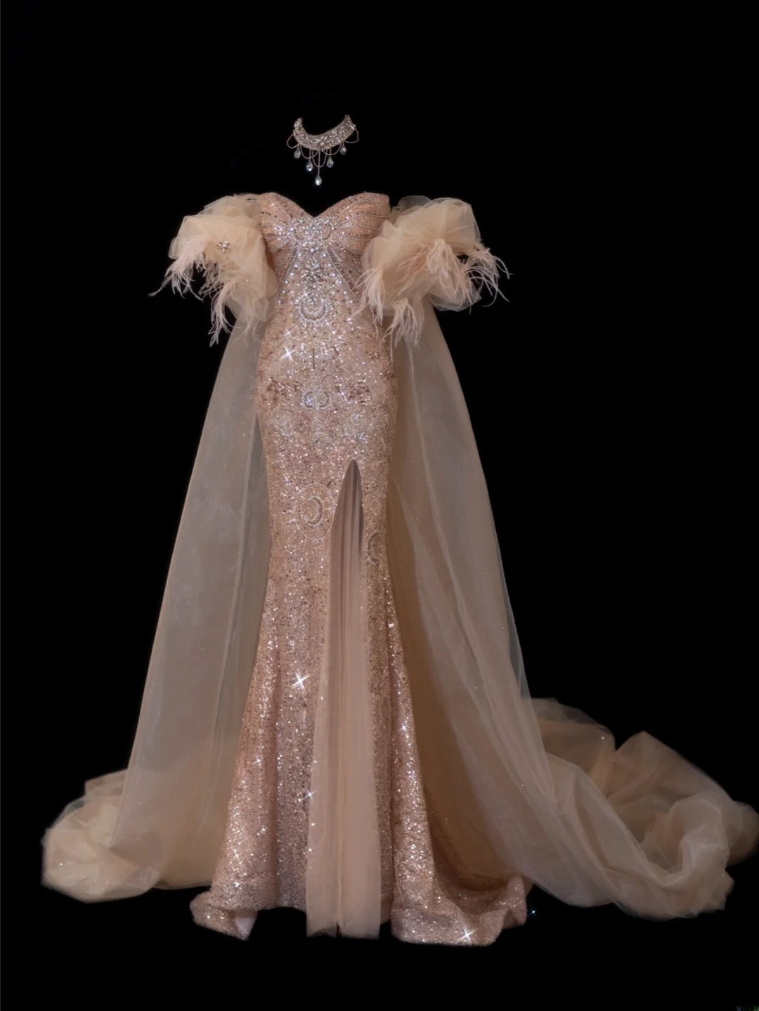 Elegantes, schlichtes Ballkleid im Meerjungfrauen-Stil mit Herzausschnitt, Goldperlen und Pailletten, langem Cape mit Schlitz – ein echter Hingucker! SA086