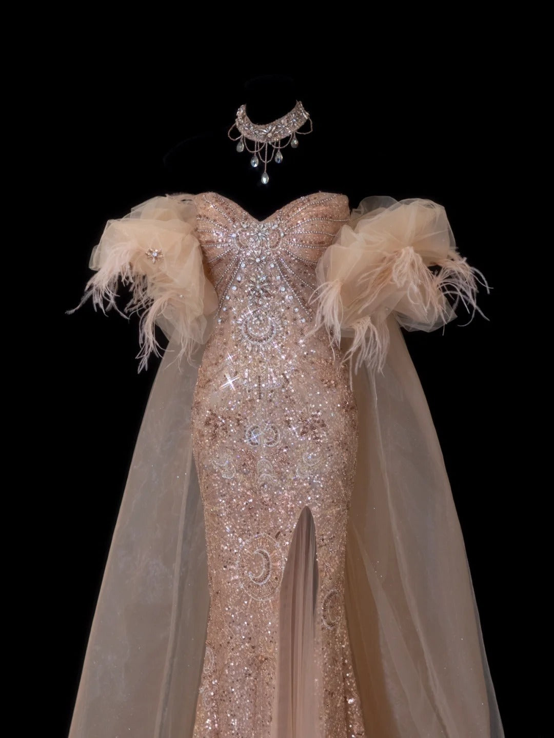 Elegantes, schlichtes Ballkleid im Meerjungfrauen-Stil mit Herzausschnitt, Goldperlen und Pailletten, langem Cape mit Schlitz – ein echter Hingucker! SA086
