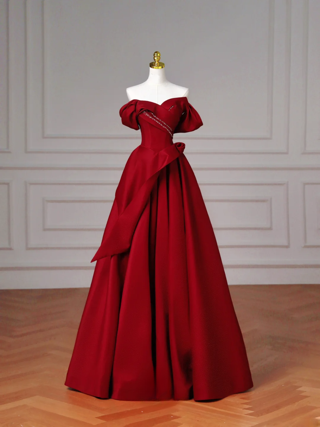Robe de bal élégante à épaules dénudées en satin bordeaux, longue et habillée, idéale pour un bal de fin d'année ou une soirée. AQ086