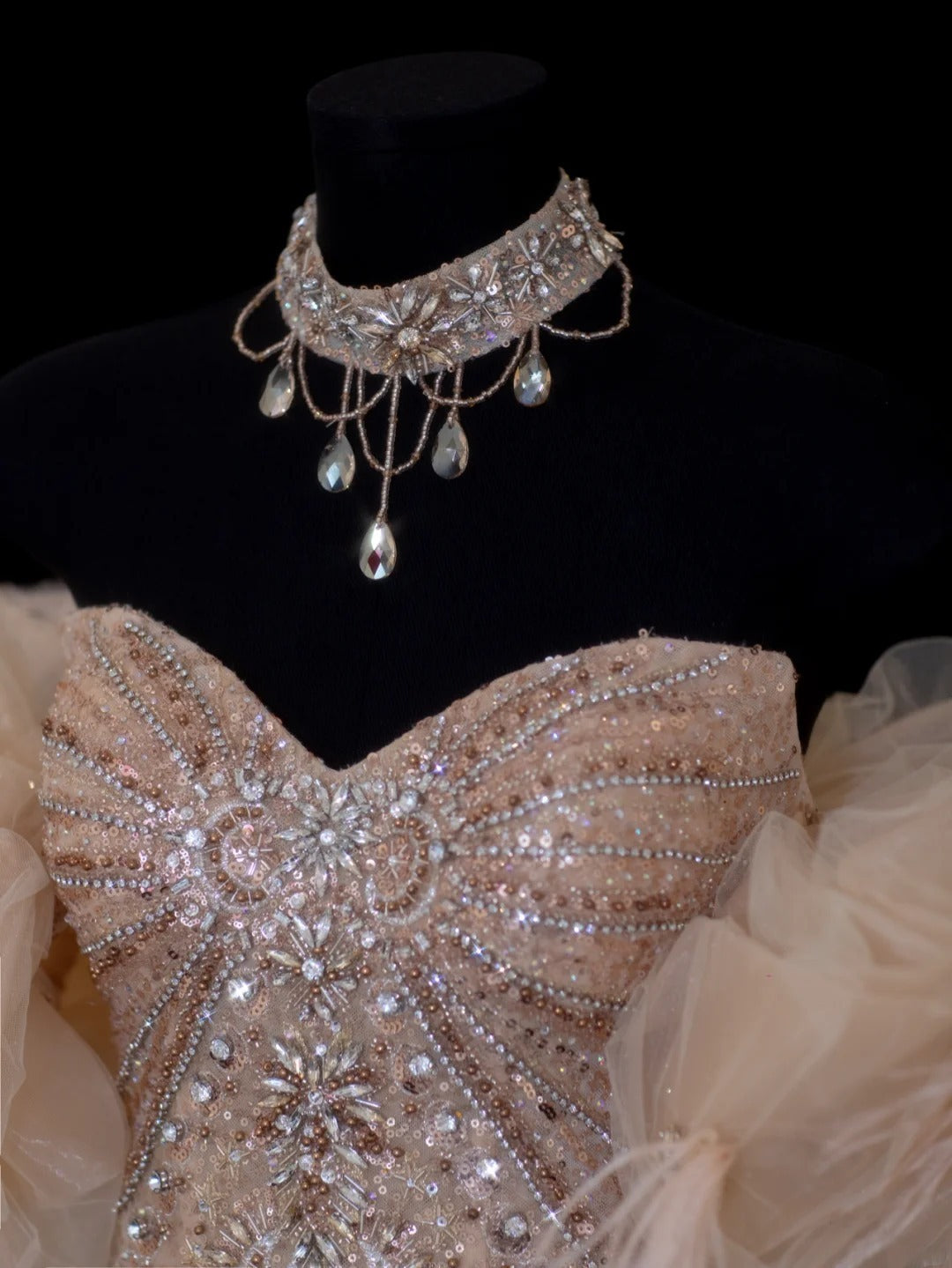 Elegantes, schlichtes Ballkleid im Meerjungfrauen-Stil mit Herzausschnitt, Goldperlen und Pailletten, langem Cape mit Schlitz – ein echter Hingucker! SA086