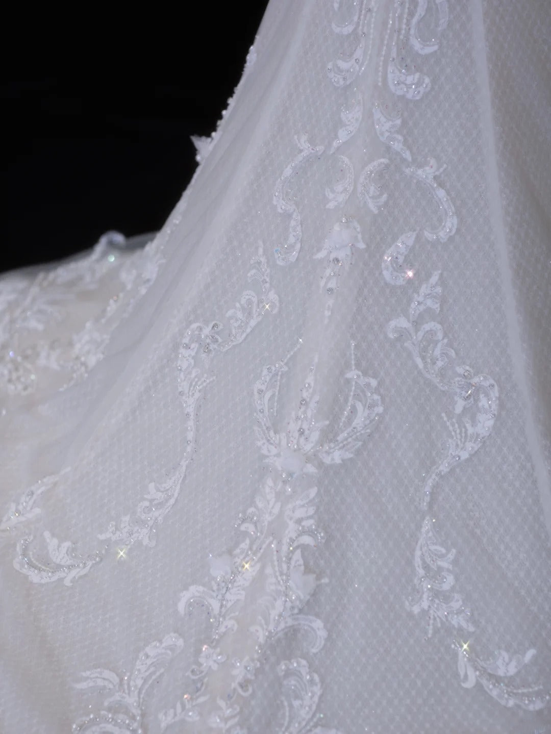 Elegantes, langes, weißes Meerjungfrauen-Brautkleid mit herzförmigem Ausschnitt, plissierten Applikationen, Modell SA088