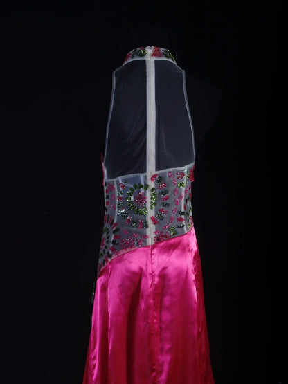 Robe de soirée sirène vintage en satin rose fuchsia à col montant et perles, style rétro années 50, robe longue élégante pour anniversaire, dîner ou bal de promo AS089