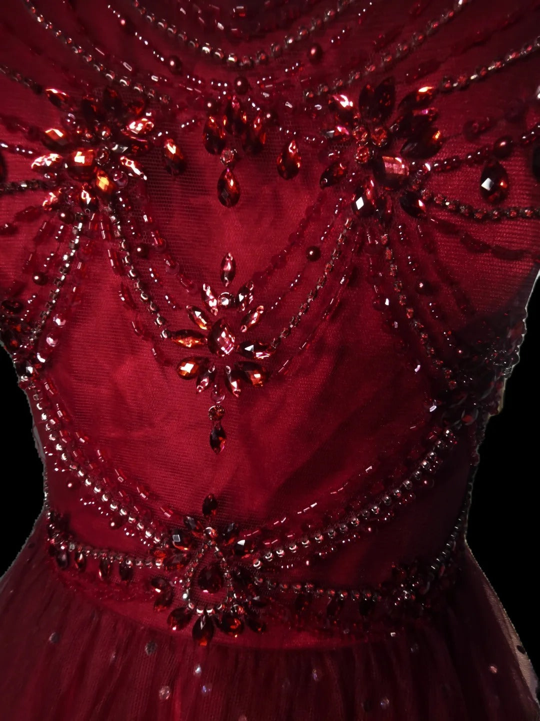 Klassisches Ballkleid mit Spaghettiträgern, burgunderrot, ärmellos, aus Tüll mit Perlen, langes Abiballkleid, Abendkleid für Abschlussball, AS091