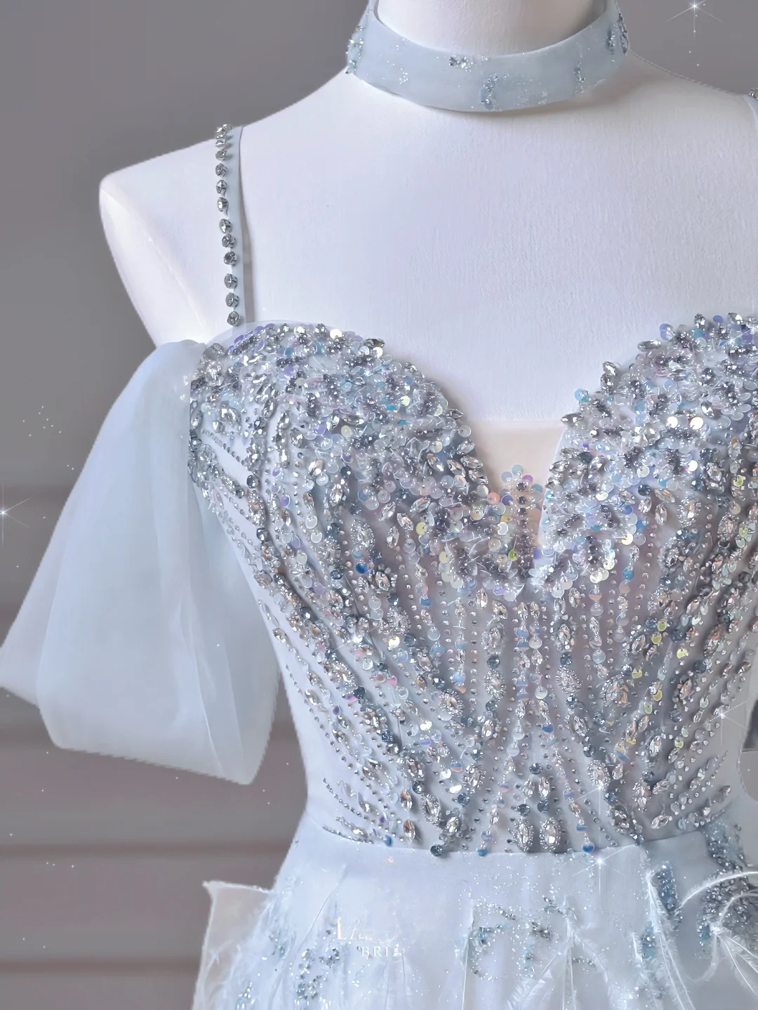 Elegantes Ballkleid, schulterfrei, hellblauer Tüll, langes formelles Abendkleid für Abschlussball, Dinnerparty oder andere festliche Anlässe AQ092