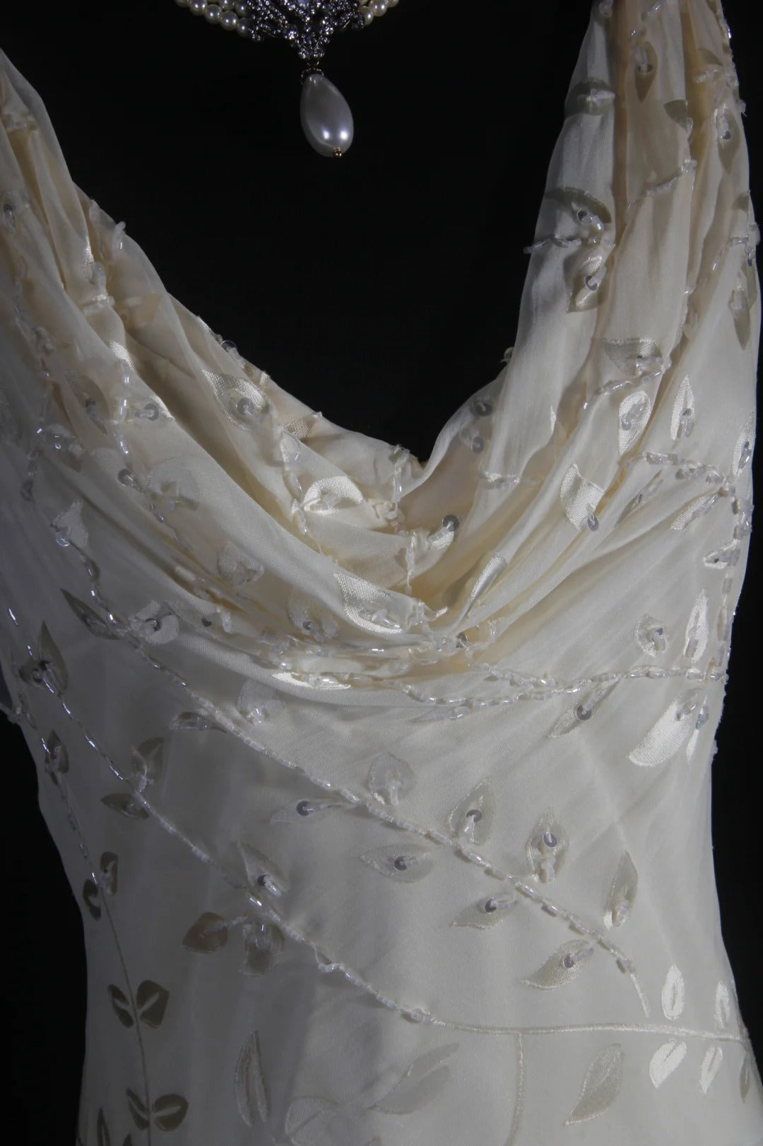 Elegantes Meerjungfrauen-Kleid aus weißem Chiffon mit asymmetrischem Halsausschnitt, asymmetrischem Saum und Perlen, langes Party- und Abendkleid für Damen AS094