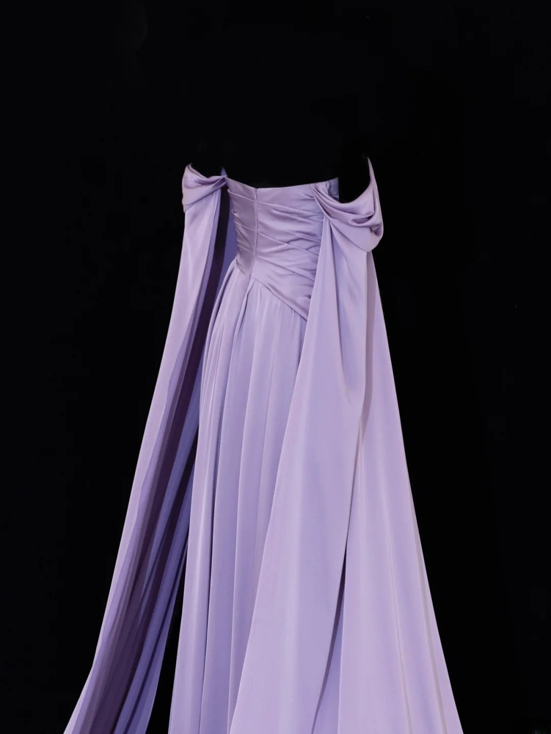 Elegantes, schlichtes Etuikleid mit schulterfreiem Schnitt in Flieder – Inspiration für jeden Stil. Beeindruckendes langes Abendkleid mit Cape-Ärmeln, SA094.