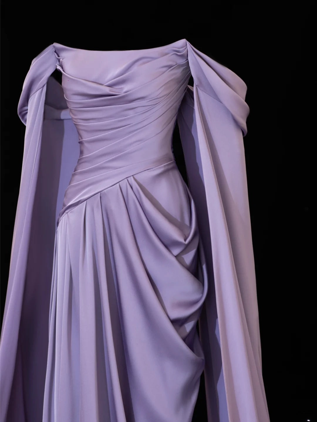 Elegantes, schlichtes Etuikleid mit schulterfreiem Schnitt in Flieder – Inspiration für jeden Stil. Beeindruckendes langes Abendkleid mit Cape-Ärmeln, SA094.