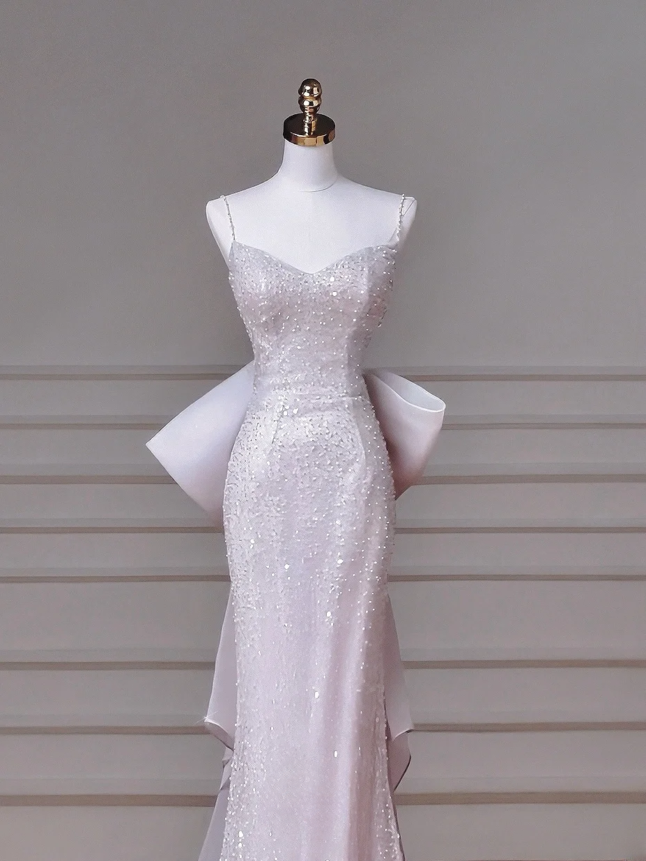Robe de soirée longue sans manches à fines bretelles, style sirène, ornée de sequins et de perles, idéale pour un bal de promo ou un dîner chic (AQ095)