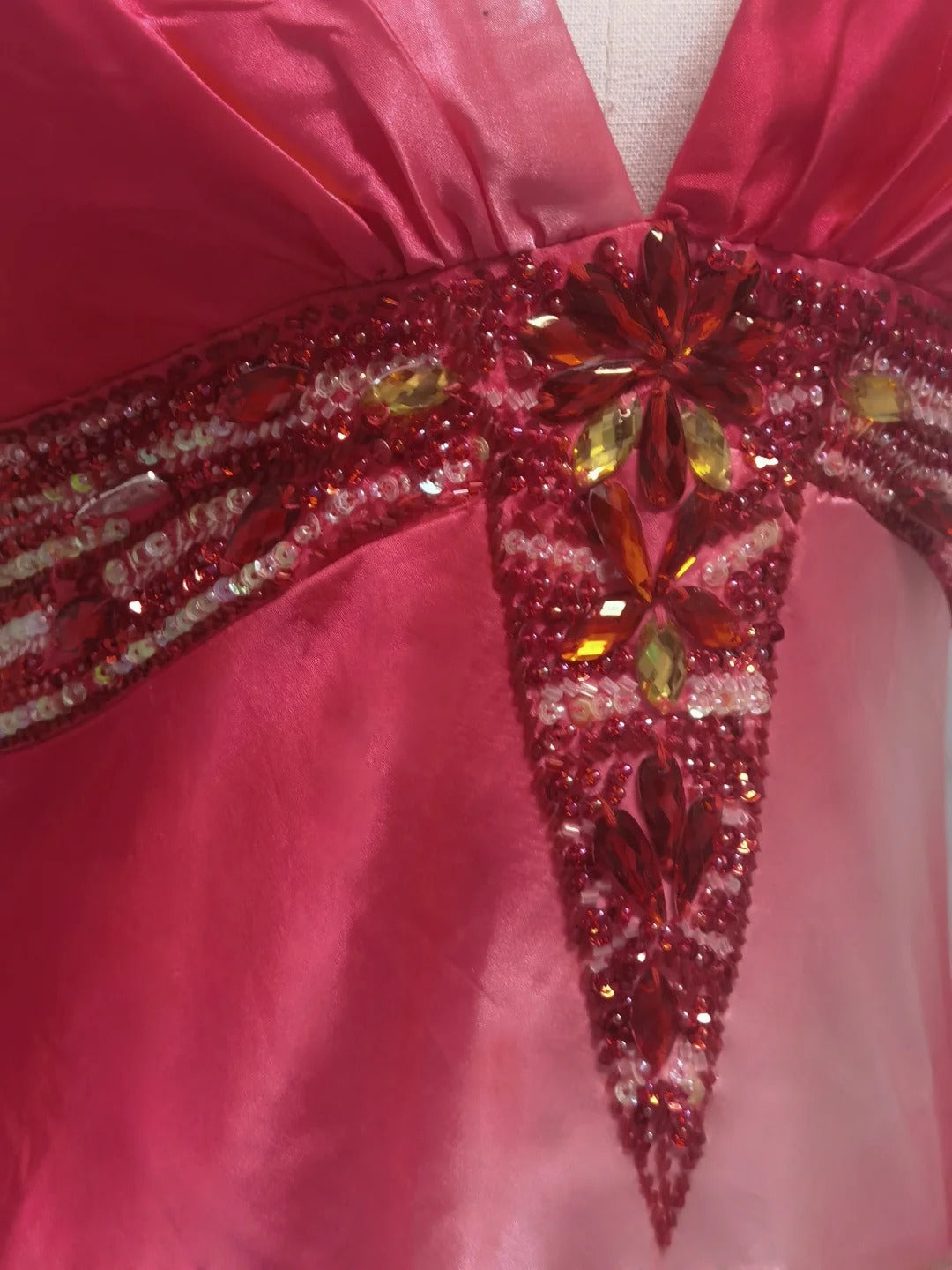 Robe de bal longue vintage années 1950, fourreau, dos nu, rose ombré et blanc, ornée de perles, idéale pour les élèves de terminale ou les soirées de fin d'année (AS095)