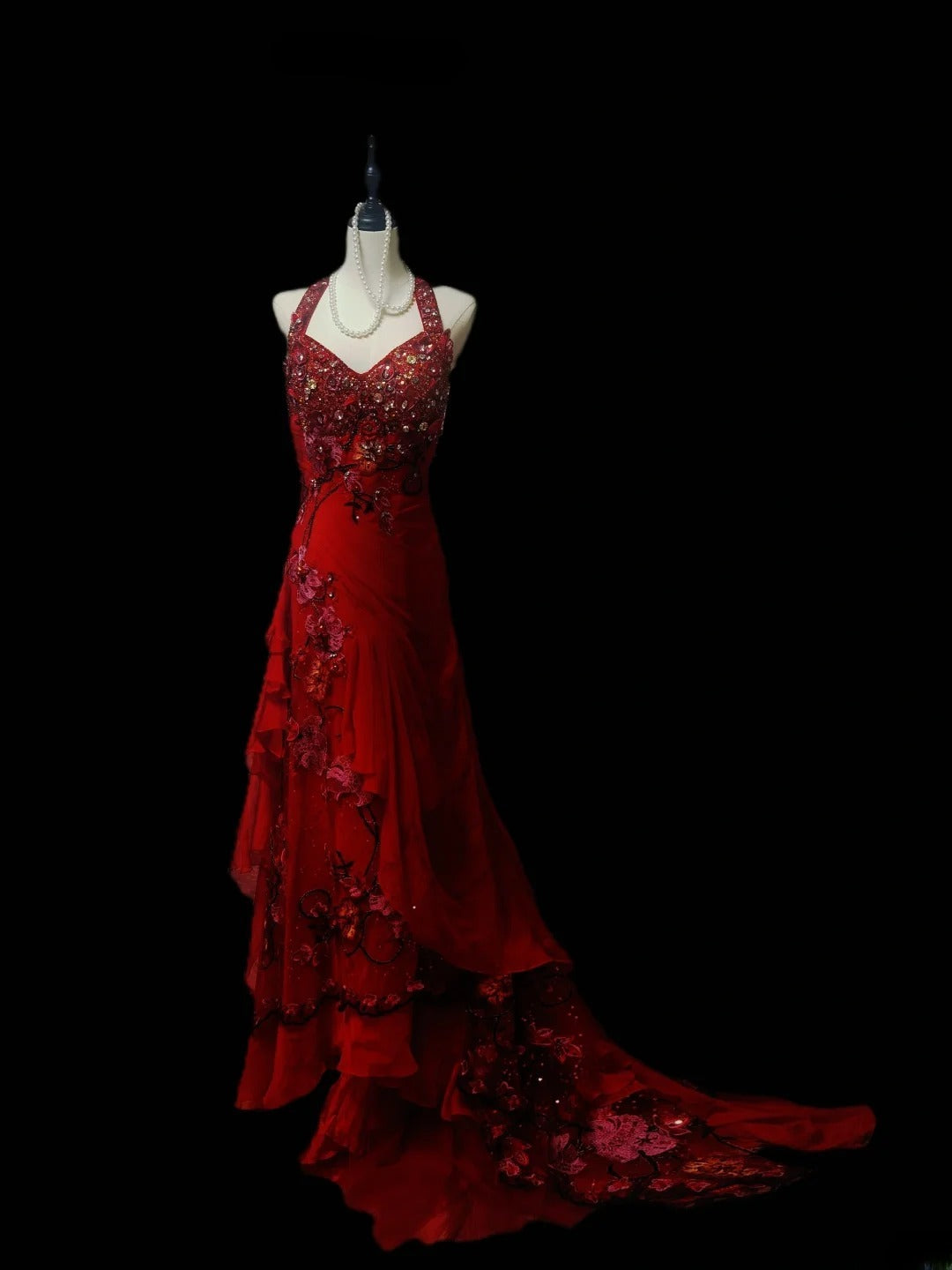 Vintage 1950er Jahre A-Linien-Halterkleid, burgunderrot, gestuft mit Applikationen, langes Ballkleid für den Schulabschlussball, AS097