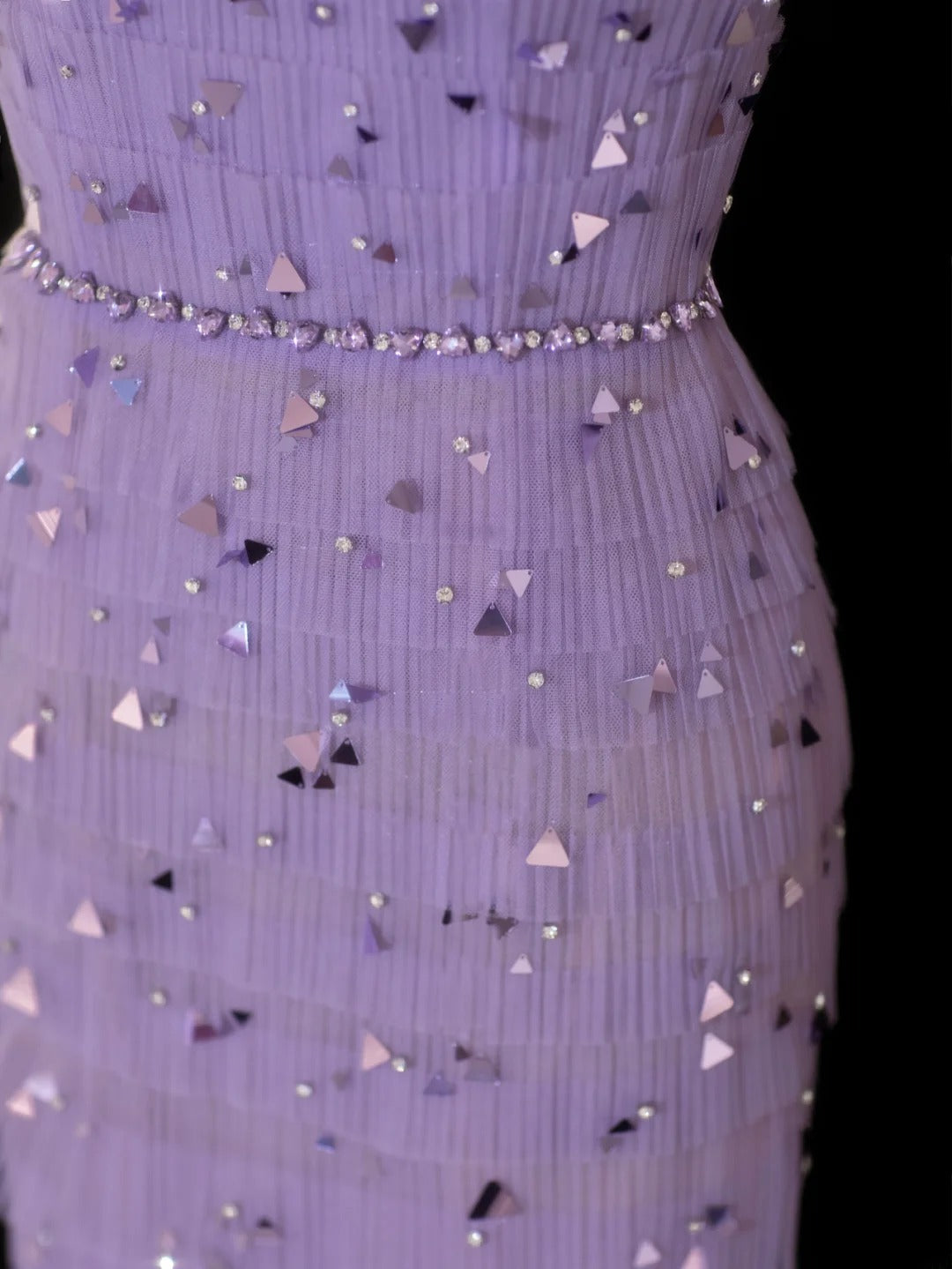 Elegantes, eckiges Etuikleid aus lila Tüll mit Perlen und Strasssteinen im formellen Stil – ein beeindruckendes langes Ballkleid oder Abendkleid SA099