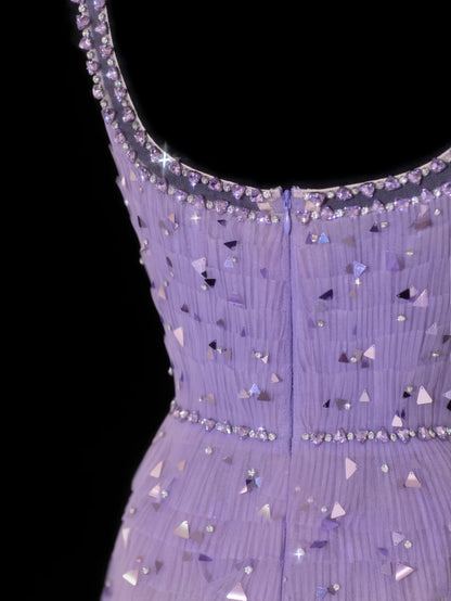 Elegantes, eckiges Etuikleid aus lila Tüll mit Perlen und Strasssteinen im formellen Stil – ein beeindruckendes langes Ballkleid oder Abendkleid SA099
