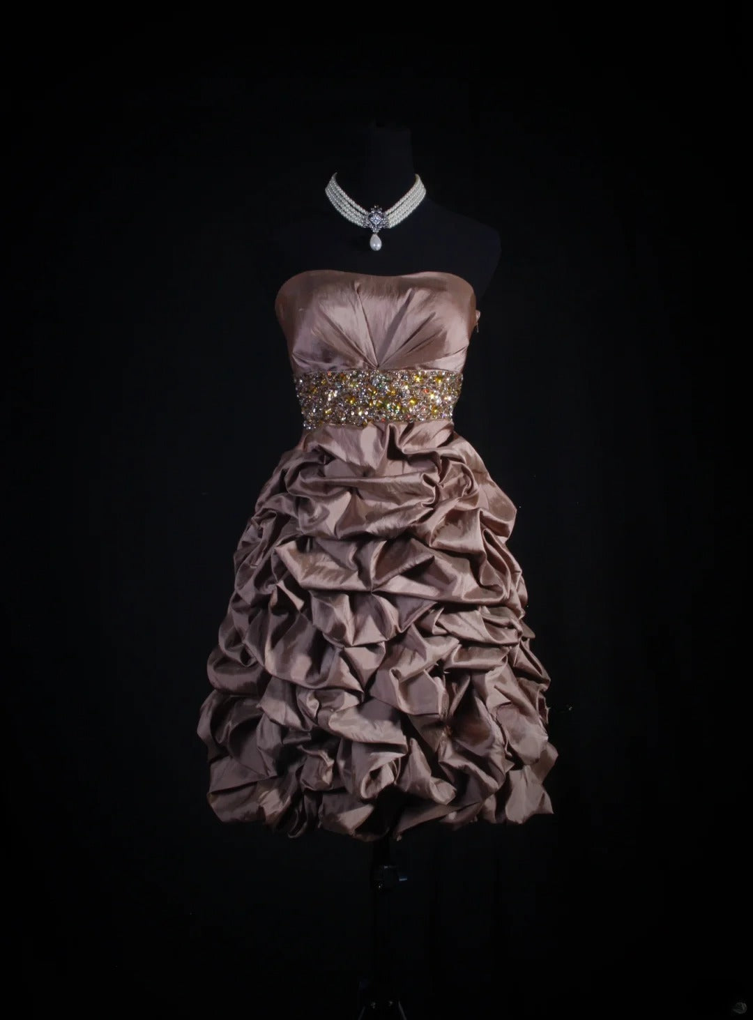 Elegantes, trägerloses Etuikleid aus braunem Taft mit goldenen Perlen, kurzes Kleid zum 16. Geburtstag, Homecoming-Kleid, Cocktailkleid AS103