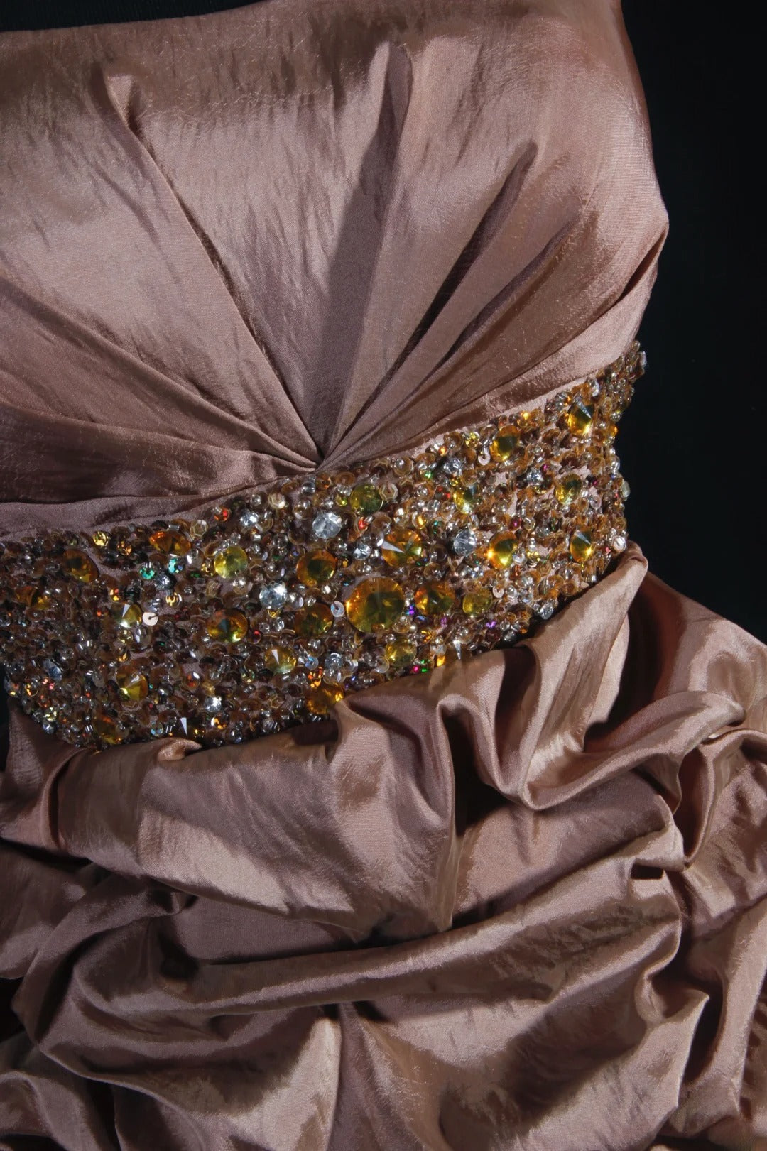 Elegantes, trägerloses Etuikleid aus braunem Taft mit goldenen Perlen, kurzes Kleid zum 16. Geburtstag, Homecoming-Kleid, Cocktailkleid AS103