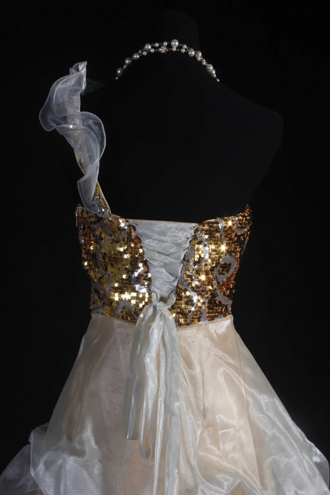 Robe de bal chic asymétrique en organza à sequins dorés, courte, idéale pour un 16e anniversaire, un bal de promo ou une soirée cocktail (AS104)