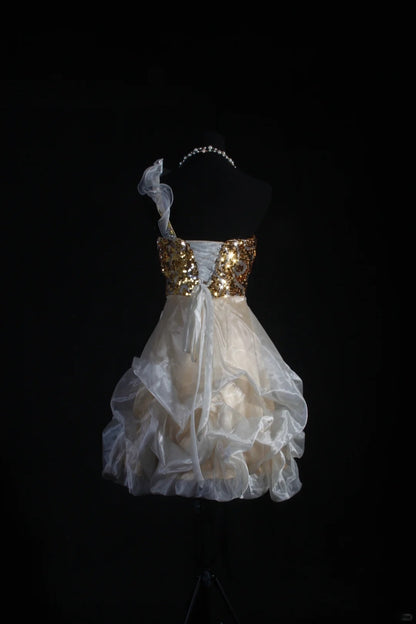 Robe de bal chic asymétrique en organza à sequins dorés, courte, idéale pour un 16e anniversaire, un bal de promo ou une soirée cocktail (AS104)