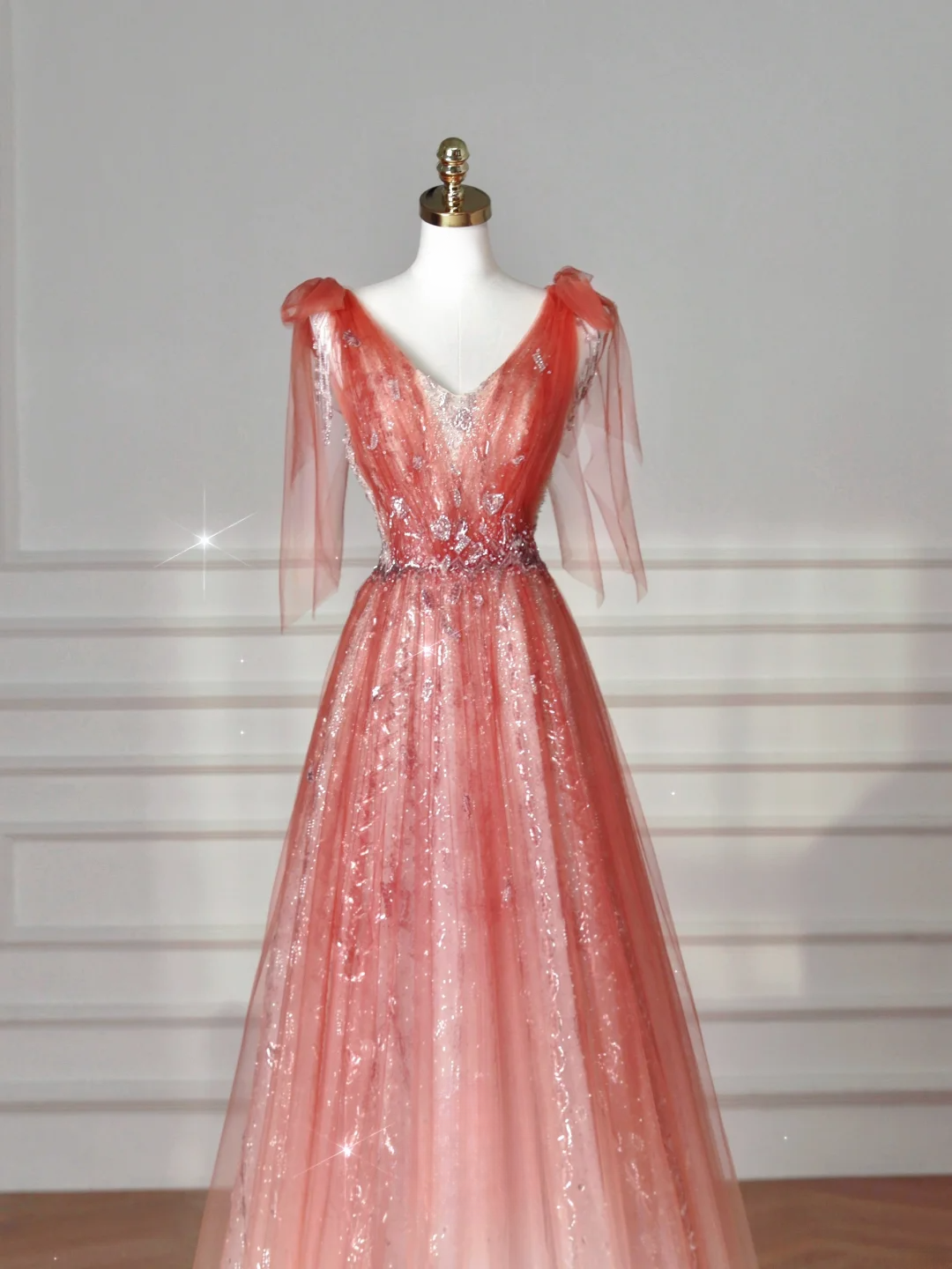 Robe de bal longue élégante en tulle, coupe trapèze, col en V, style formel, idéale pour les soirées dansantes (AB2206)