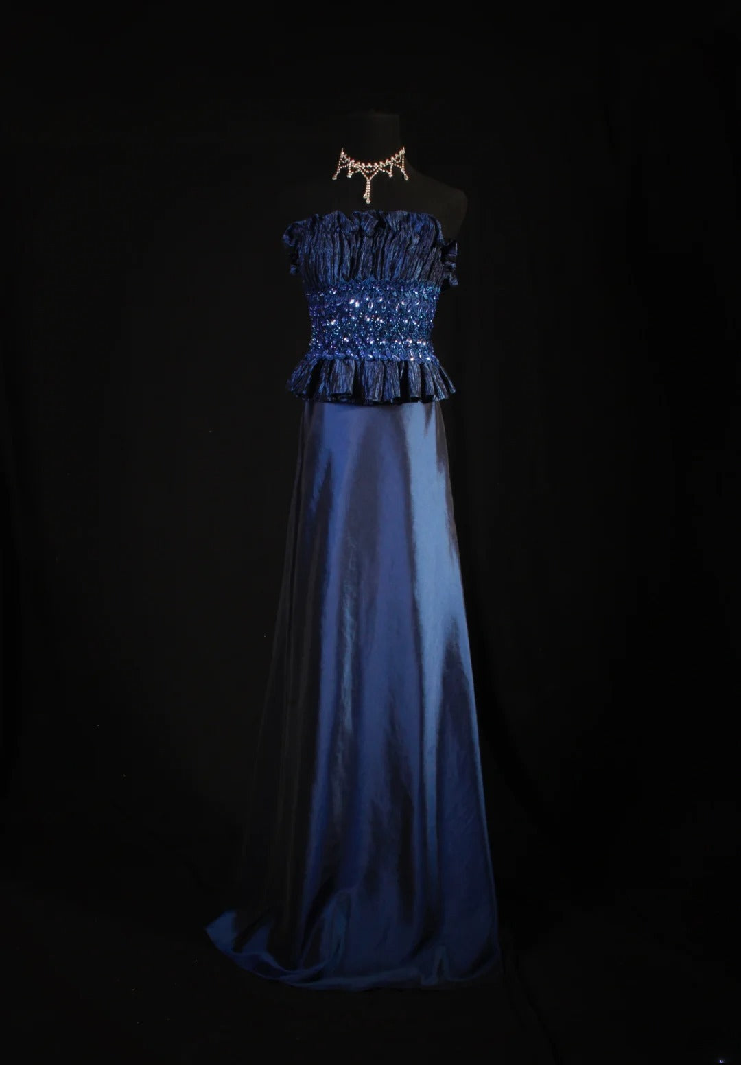 Robe de bal longue sans manches bleu marine, coupe trapèze, ornée de perles et de pierres précieuses, style rétro années 60/70. Référence AS146.