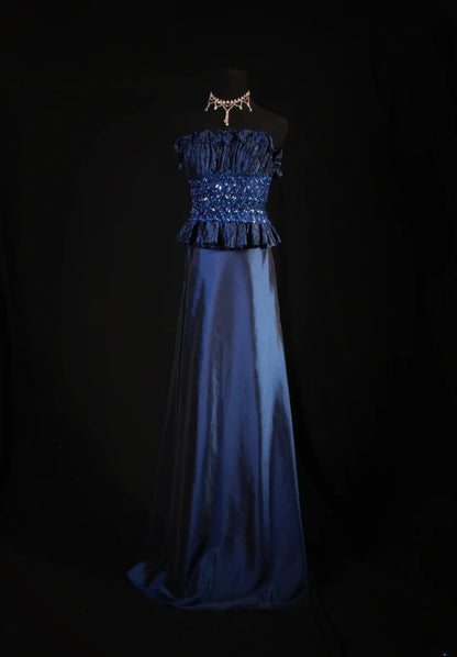 Robe de bal longue sans manches bleu marine, coupe trapèze, ornée de perles et de pierres précieuses, style rétro années 60/70. Référence AS146.