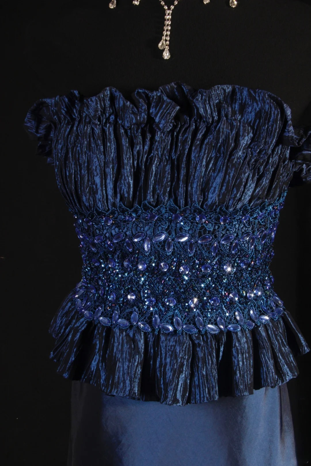 Robe de bal longue sans manches bleu marine, coupe trapèze, ornée de perles et de pierres précieuses, style rétro années 60/70. Référence AS146.