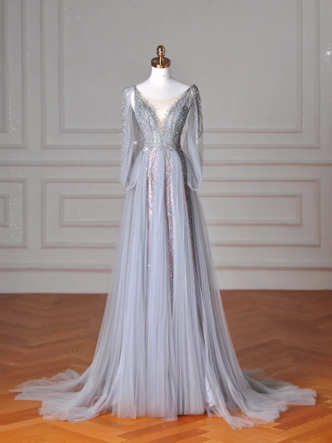 Robe de bal longue élégante en tulle gris argenté, coupe trapèze, col en V, style formel, idéale pour les soirées dansantes (AB2207)