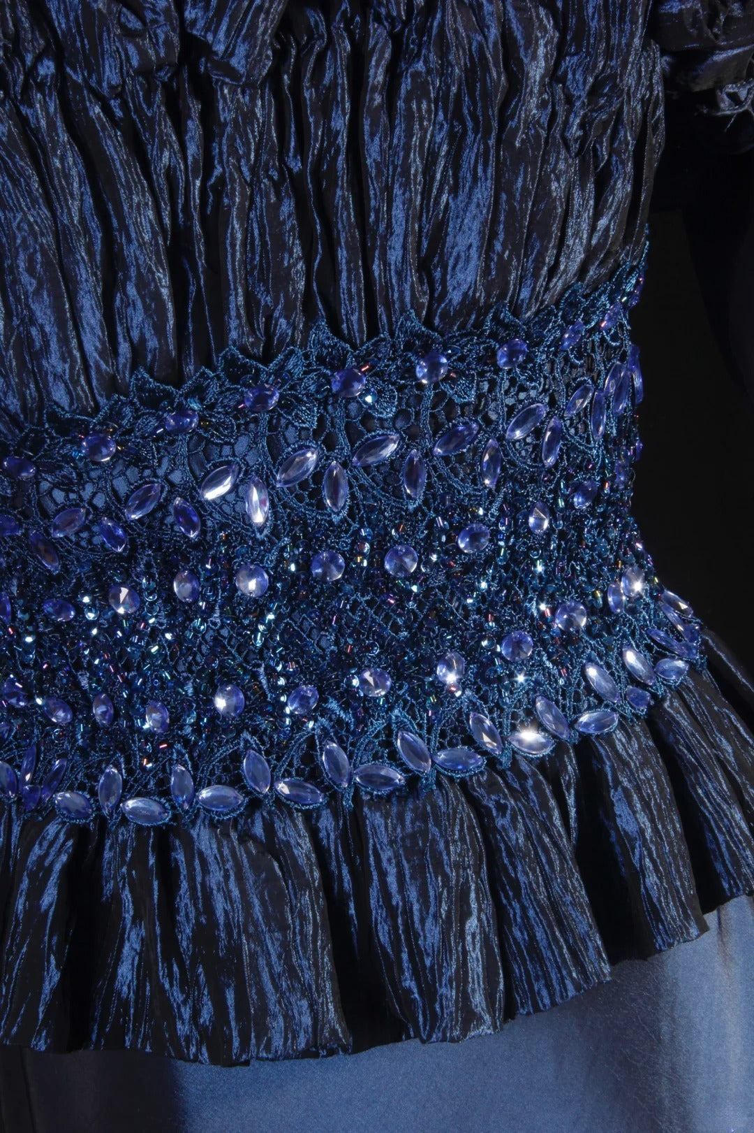 Robe de bal longue sans manches bleu marine, coupe trapèze, ornée de perles et de pierres précieuses, style rétro années 60/70. Référence AS146.