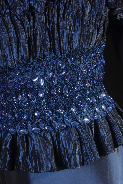 Robe de bal longue sans manches bleu marine, coupe trapèze, ornée de perles et de pierres précieuses, style rétro années 60/70. Référence AS146.