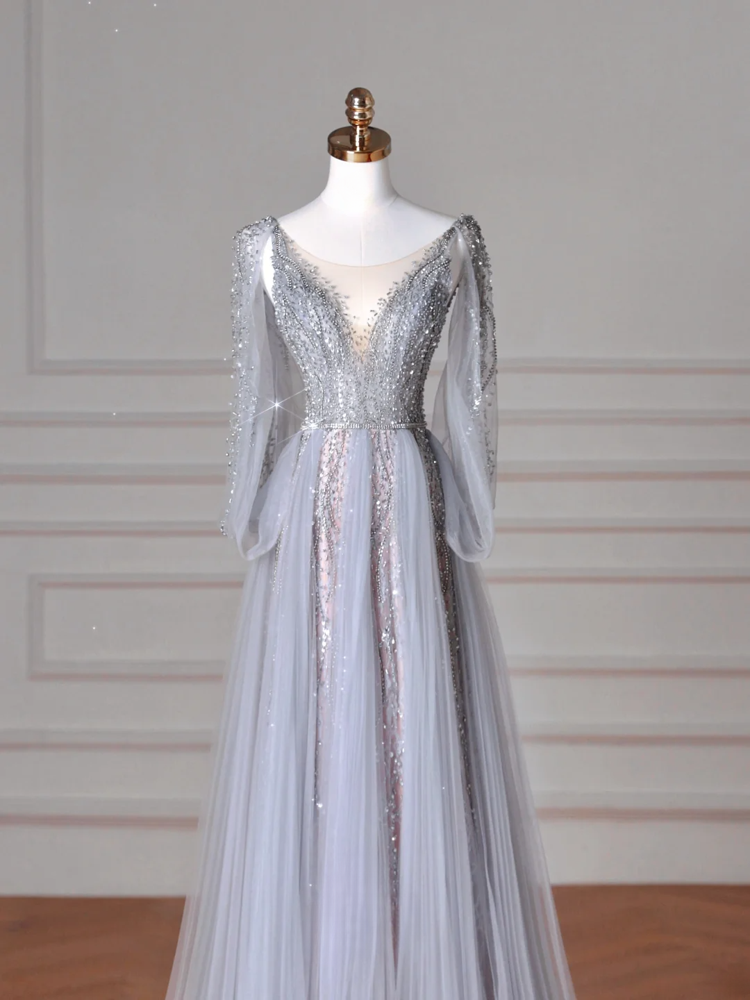 Robe de bal longue élégante en tulle gris argenté, coupe trapèze, col en V, style formel, idéale pour les soirées dansantes (AB2207)
