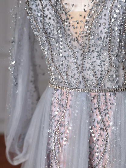 Robe de bal longue élégante en tulle gris argenté, coupe trapèze, col en V, style formel, idéale pour les soirées dansantes (AB2207)
