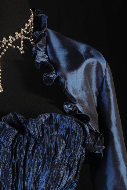 Robe de bal longue sans manches bleu marine, coupe trapèze, ornée de perles et de pierres précieuses, style rétro années 60/70. Référence AS146.