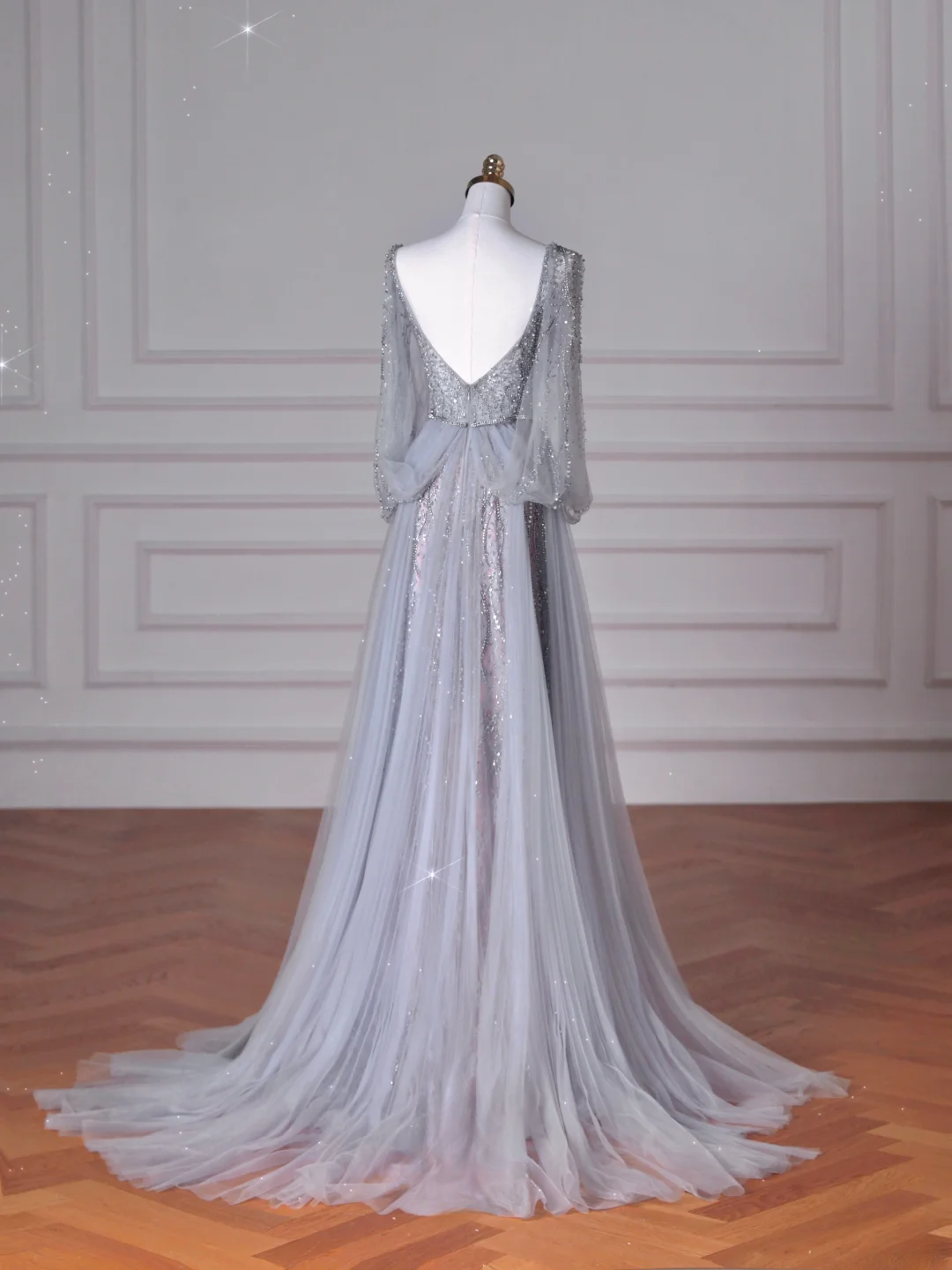 Robe de bal longue élégante en tulle gris argenté, coupe trapèze, col en V, style formel, idéale pour les soirées dansantes (AB2207)