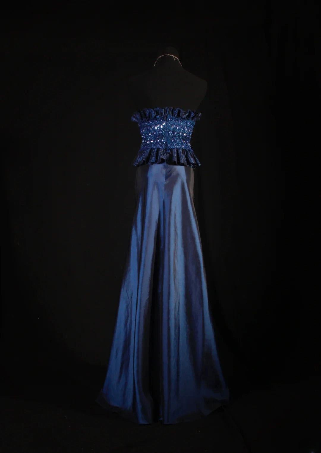 Robe de bal longue sans manches bleu marine, coupe trapèze, ornée de perles et de pierres précieuses, style rétro années 60/70. Référence AS146.