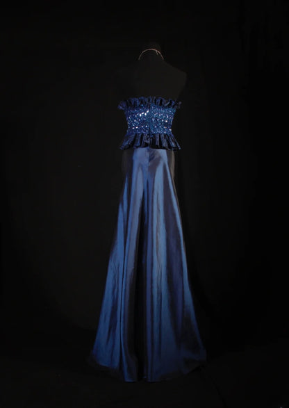Robe de bal longue sans manches bleu marine, coupe trapèze, ornée de perles et de pierres précieuses, style rétro années 60/70. Référence AS146.