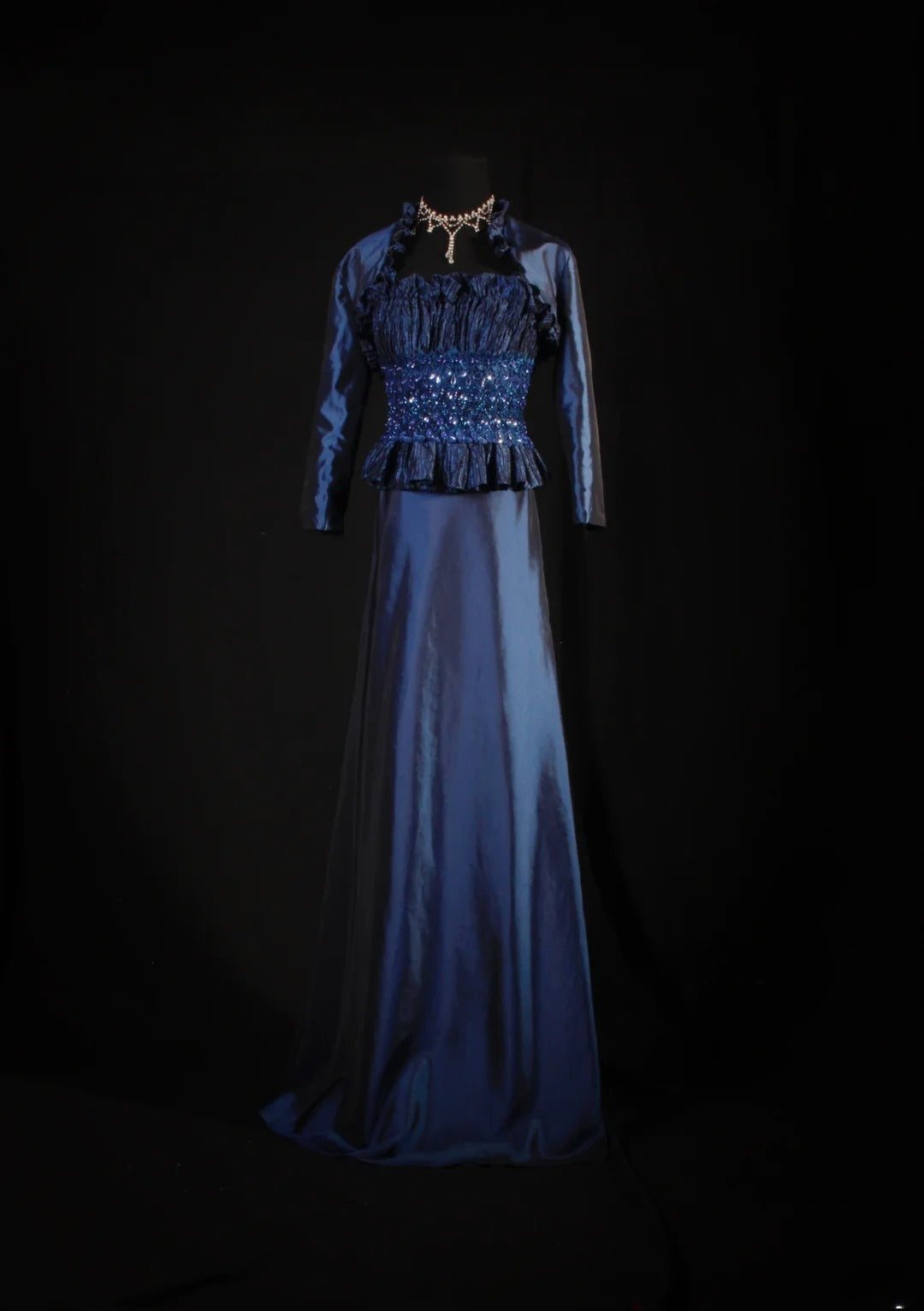Robe de bal longue sans manches bleu marine, coupe trapèze, ornée de perles et de pierres précieuses, style rétro années 60/70. Référence AS146.