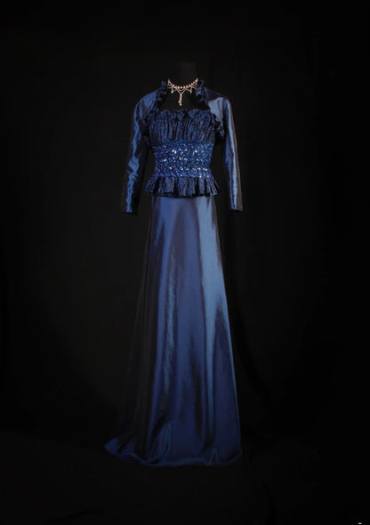 Robe de bal longue sans manches bleu marine, coupe trapèze, ornée de perles et de pierres précieuses, style rétro années 60/70. Référence AS146.
