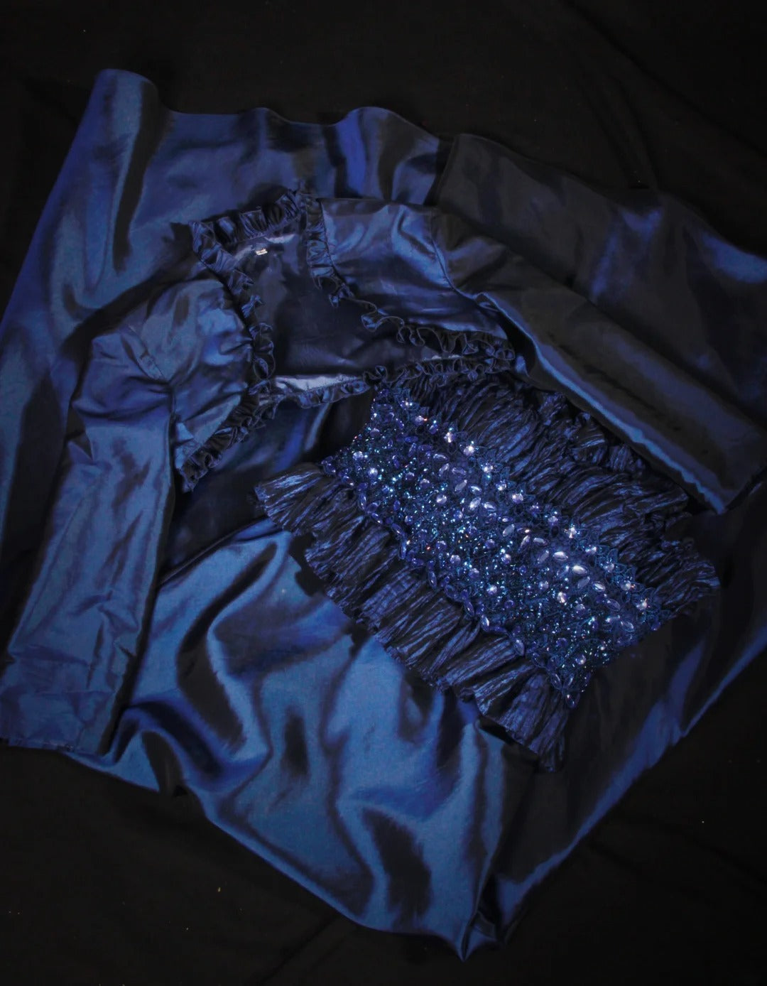 Robe de bal longue sans manches bleu marine, coupe trapèze, ornée de perles et de pierres précieuses, style rétro années 60/70. Référence AS146.