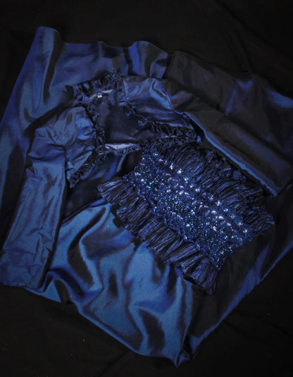 Robe de bal longue sans manches bleu marine, coupe trapèze, ornée de perles et de pierres précieuses, style rétro années 60/70. Référence AS146.