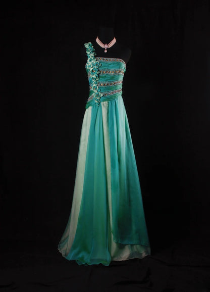 Robe de bal longue sans manches, coupe trapèze, style rétro années 60/70, multicolore (vert et bleu), ornée de perles et de pierres précieuses. Référence AS147.