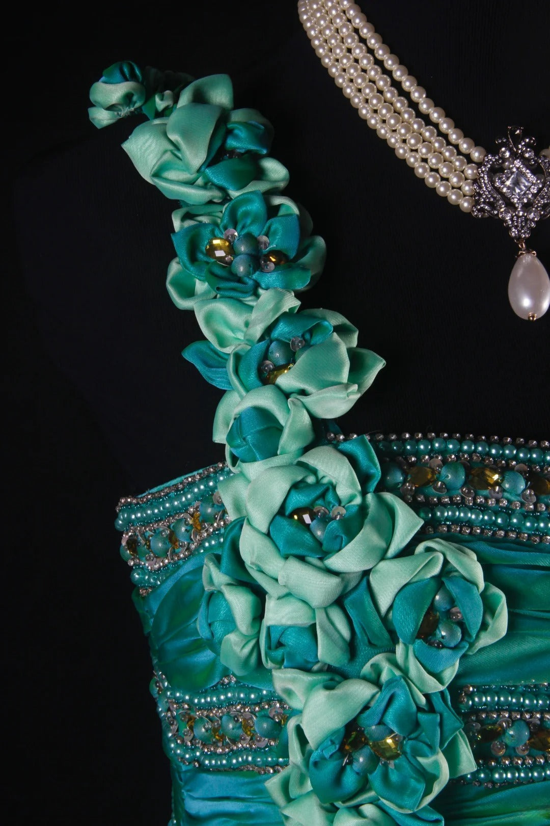 Robe de bal longue sans manches, coupe trapèze, style rétro années 60/70, multicolore (vert et bleu), ornée de perles et de pierres précieuses. Référence AS147.