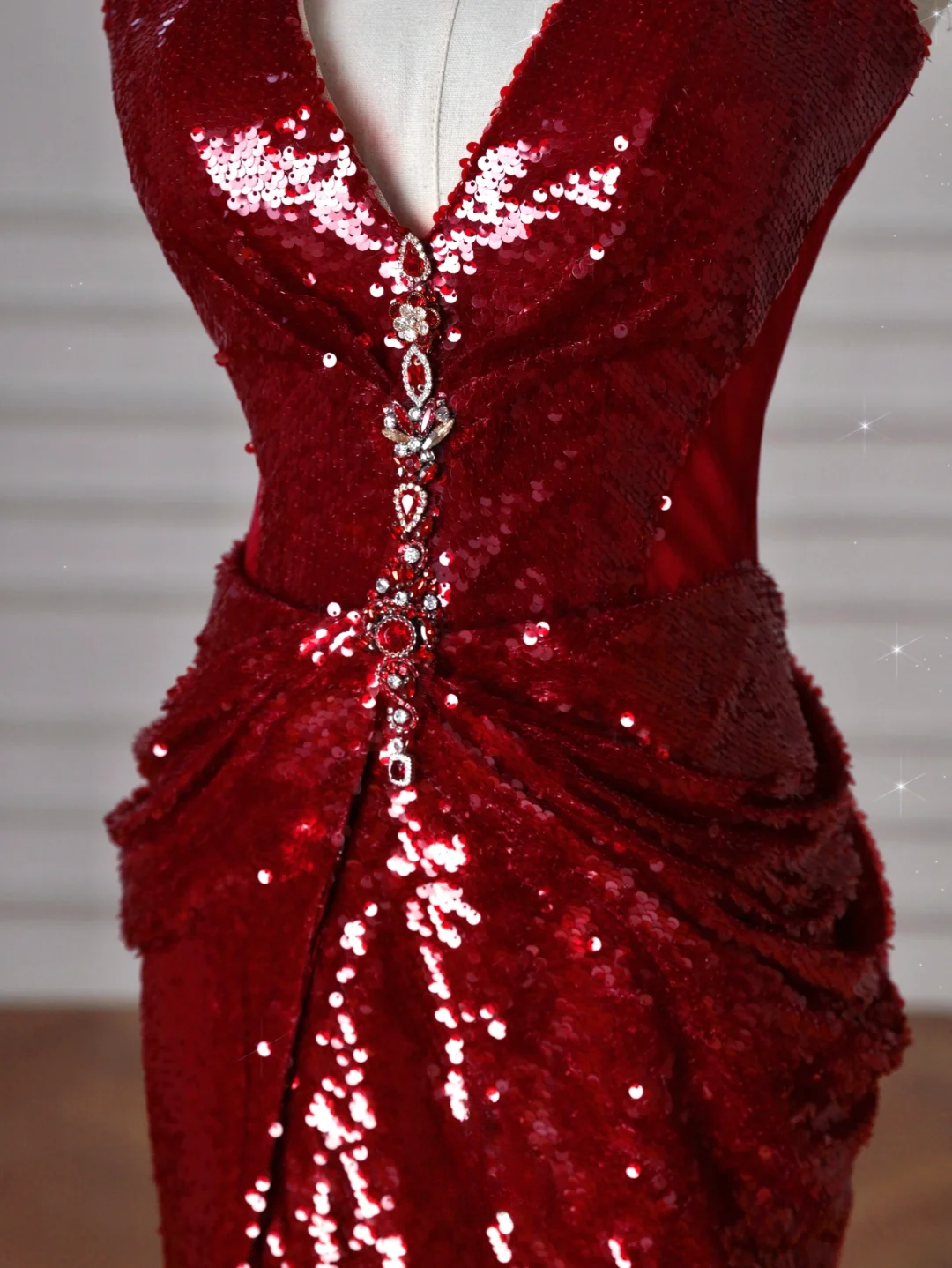 Robe de bal longue bordeaux à paillettes, dos nu, style sirène, ornée de sequins, idéale pour une soirée dansante ou un anniversaire (AB2209)