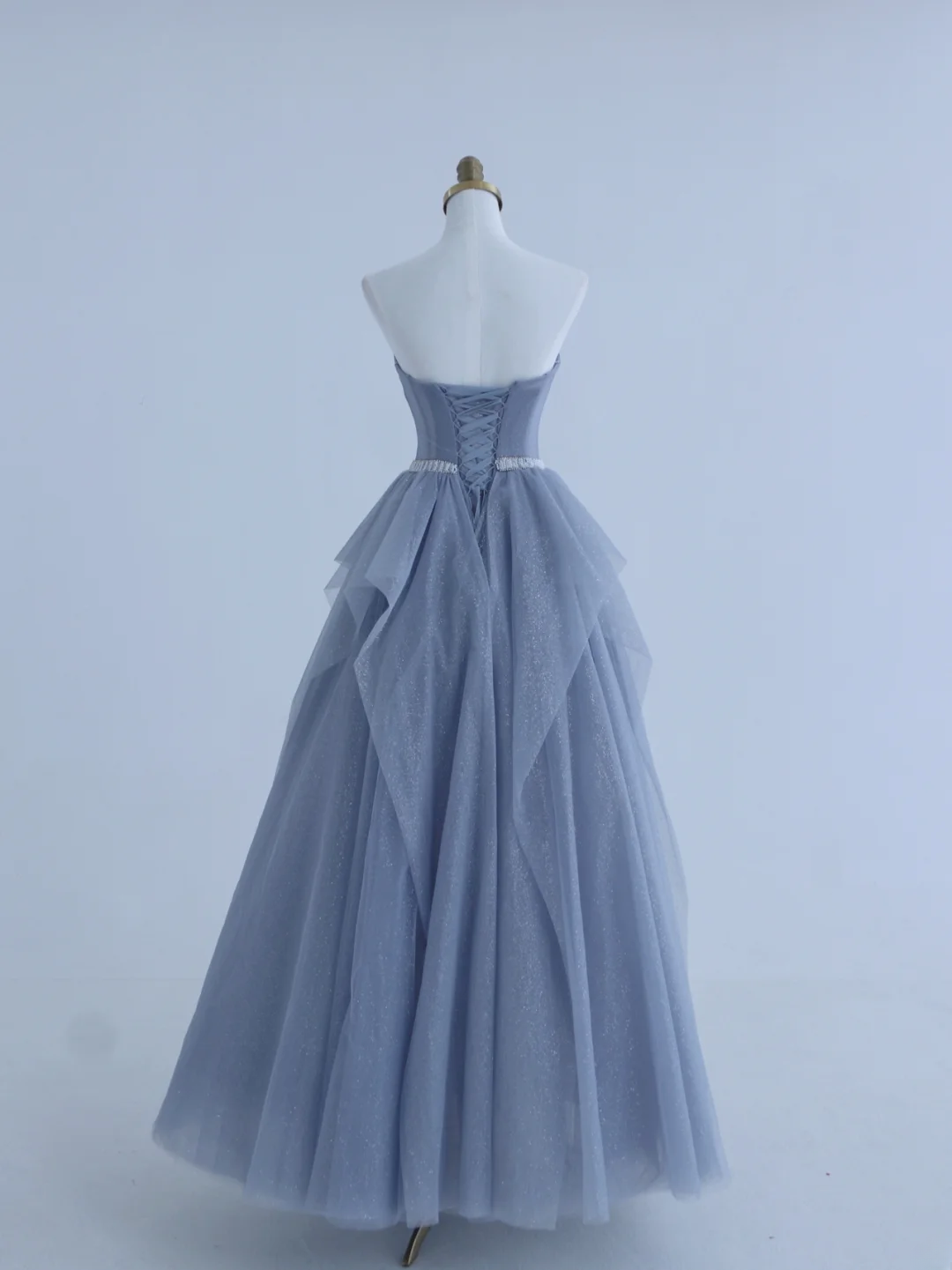 Bezauberndes, trägerloses, staubblaues Tüll-Abendkleid – ein beeindruckendes Outfit für den 18. Geburtstag (Modell AS156)