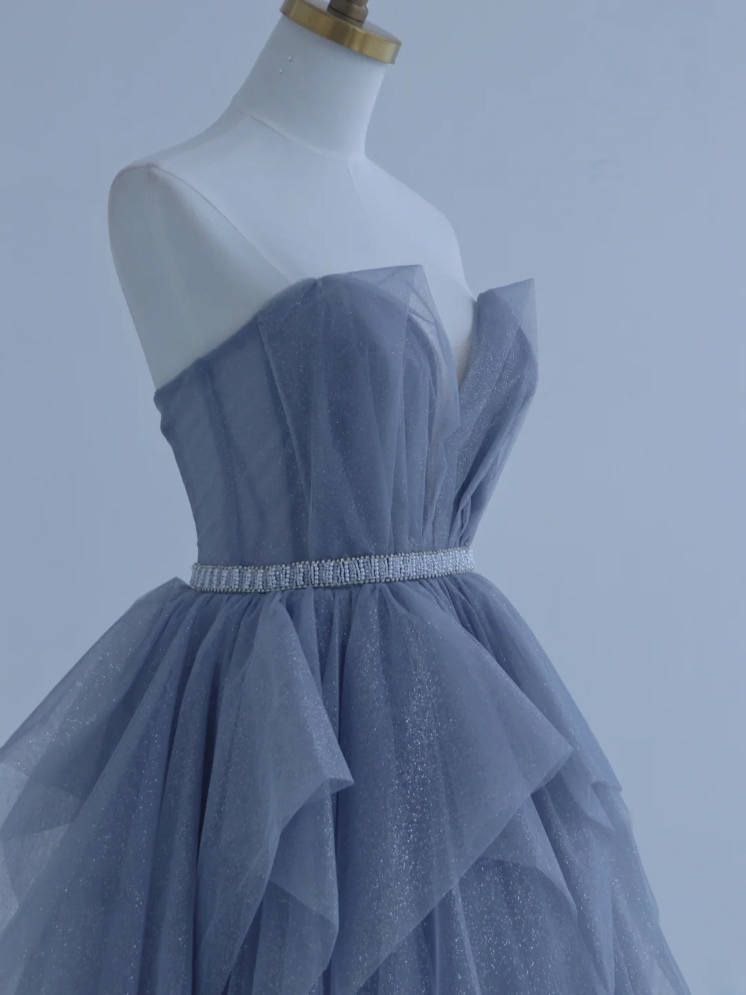 Bezauberndes, trägerloses, staubblaues Tüll-Abendkleid – ein beeindruckendes Outfit für den 18. Geburtstag (Modell AS156)